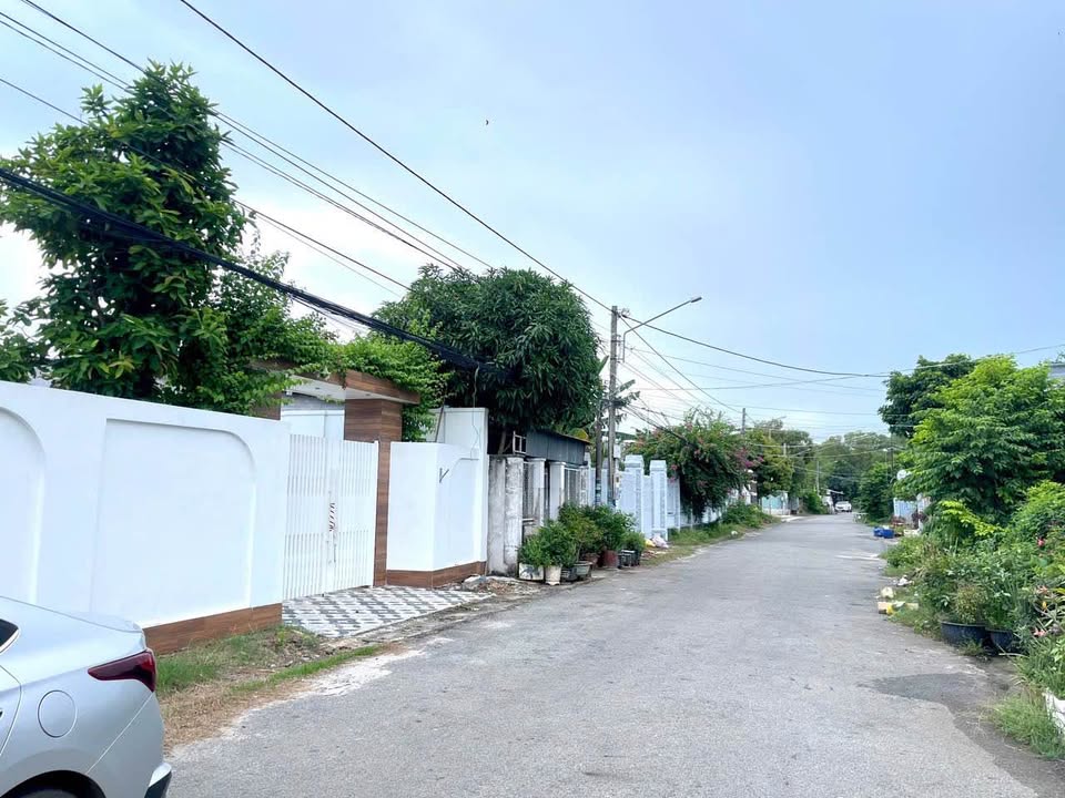 Biệt thự vườn mặt tiền đường Nguyễn Mạnh Hùng 590m² giá 13 tỷ - Thiết kế hiện đại với hồ bơi trong nhà!