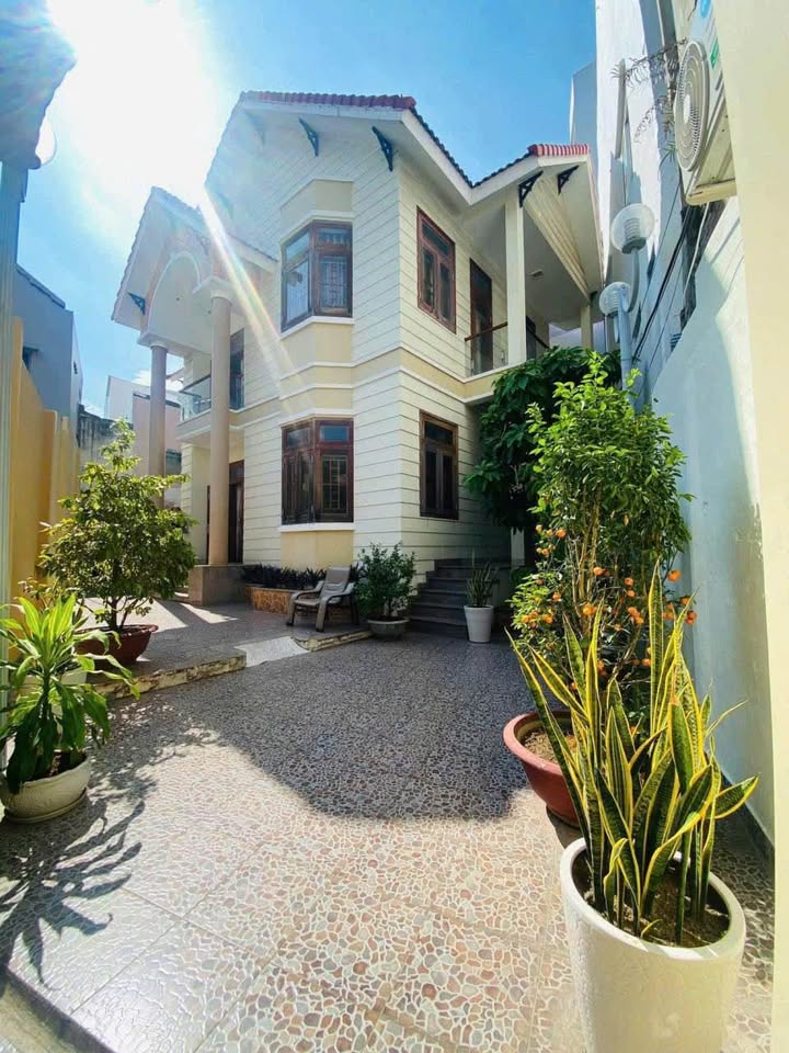 Nhà 2 tầng đường 2/4 Vạn Thạnh, Nha Trang 235m² - Thiết kế hiện đại, gần biển!