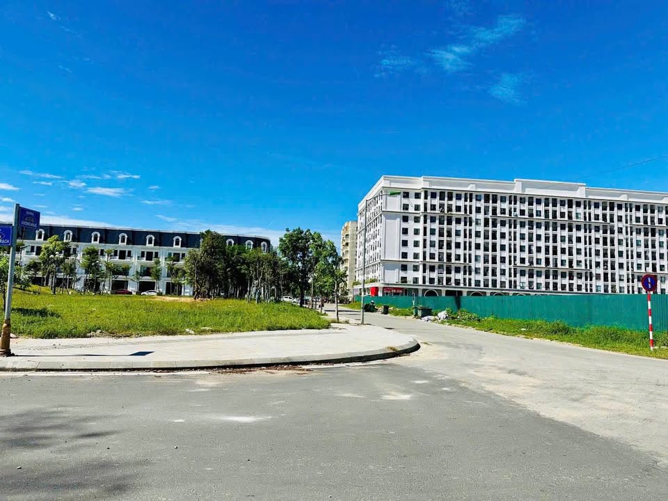 Đất nền Nguyễn Lộ Trạch 102,5m² giá 2,4 tỷ - Giao thông thuận lợi!