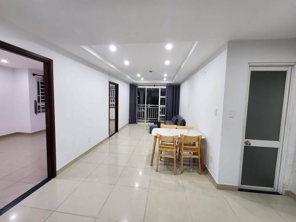 Căn hộ Cao Ốc Thịnh Vượng Quận 2 62m² giá 3.7 tỷ - Sổ hồng chính chủ, ban công thoáng mát!