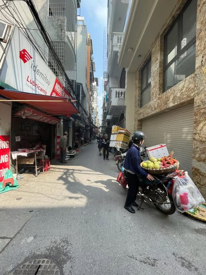 Nhà riêng Thái Thịnh, Đống Đa 27m² giá 11.2 tỷ - Sổ hồng chính chủ, 5 tầng đẹp!