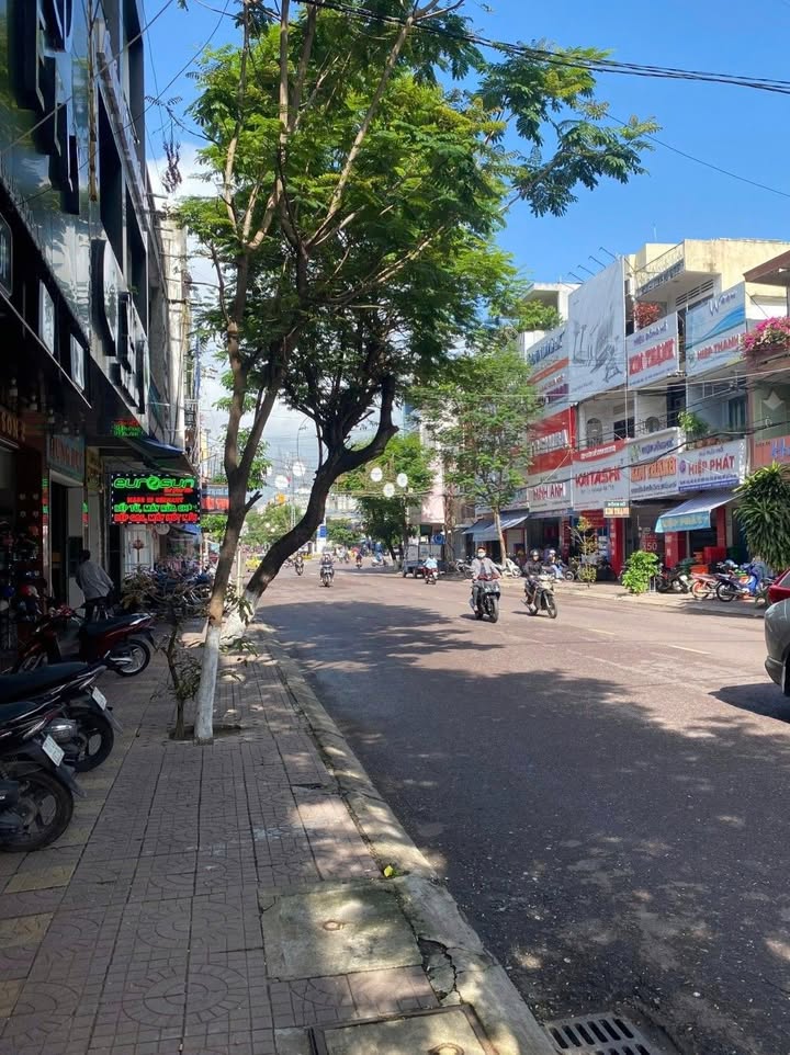 Nhà mặt tiền Lê Hồng Phong, Quy Nhơn 41m² - Kinh doanh sầm uất, giá chỉ 10.2 tỷ!