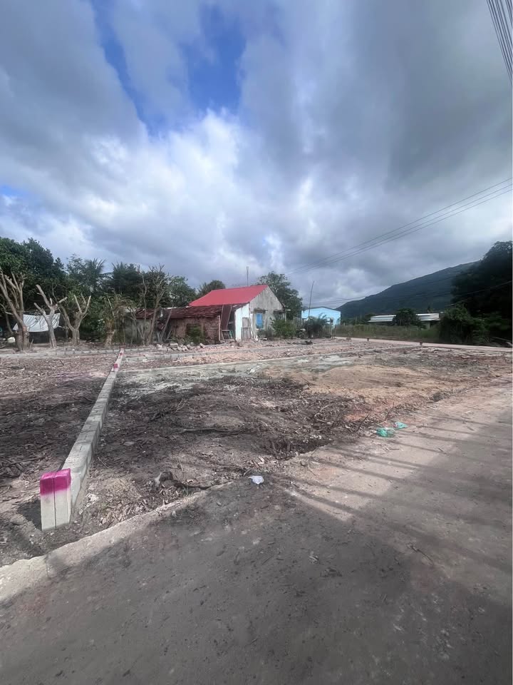 Đất nền Suối Tân Cam Lâm 122m² giá 800 triệu - Sổ đỏ đầy đủ, đầu tư sinh lời!