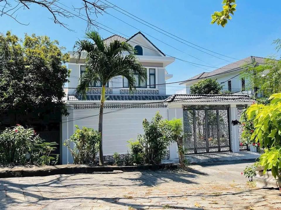 Biệt thự Phú Thủy, Phan Thiết 210m² giá 13.5 tỷ - Thiết kế hiện đại, gần biển!