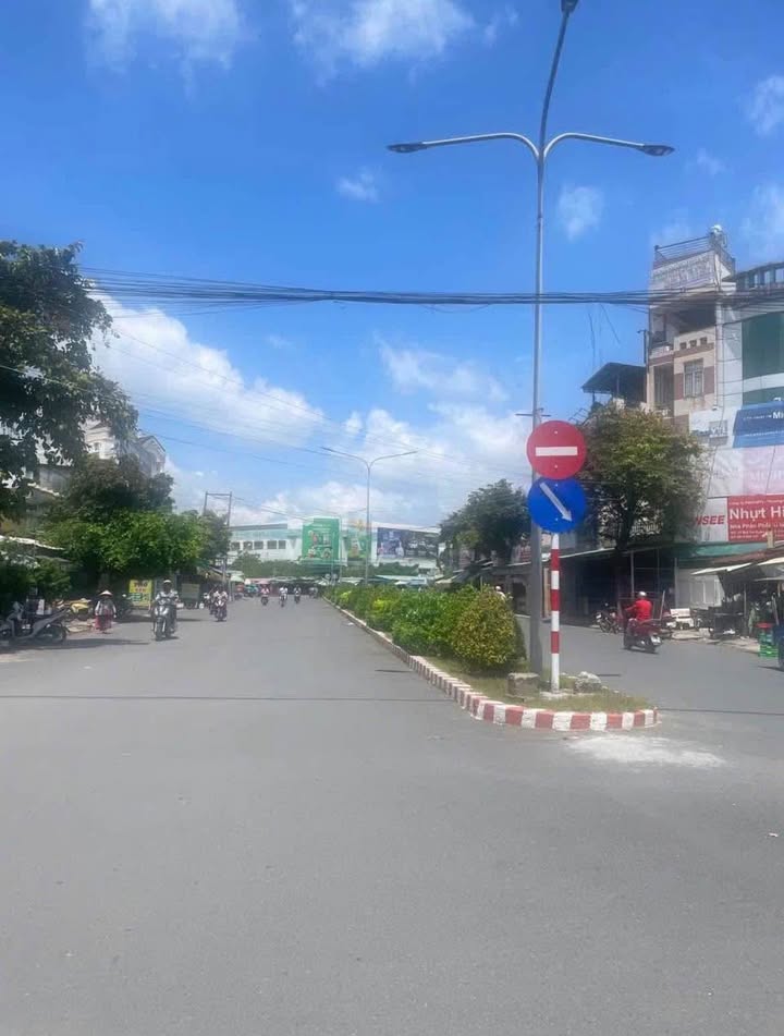 Nhà Mặt Tiền Phan Bội Châu, Hòa Thành 108m² giá 4.89 tỷ - Kinh doanh sầm uất!