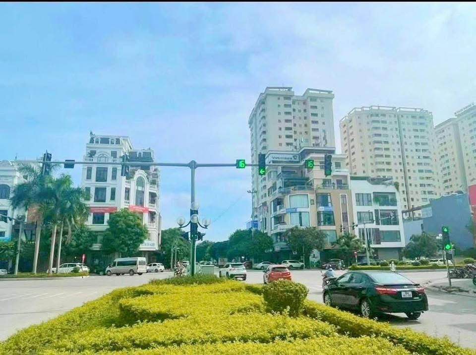 Lô đất mặt đường Âu Cơ, 100m² giá thỏa thuận - Tiện ích xung quanh phong phú!