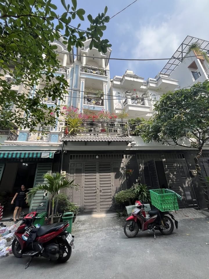 Nhà Đúc 5 Tấm Thạnh Xuân 66m² giá 6 tỷ - Nội thất sang trọng, tiện nghi ngay!