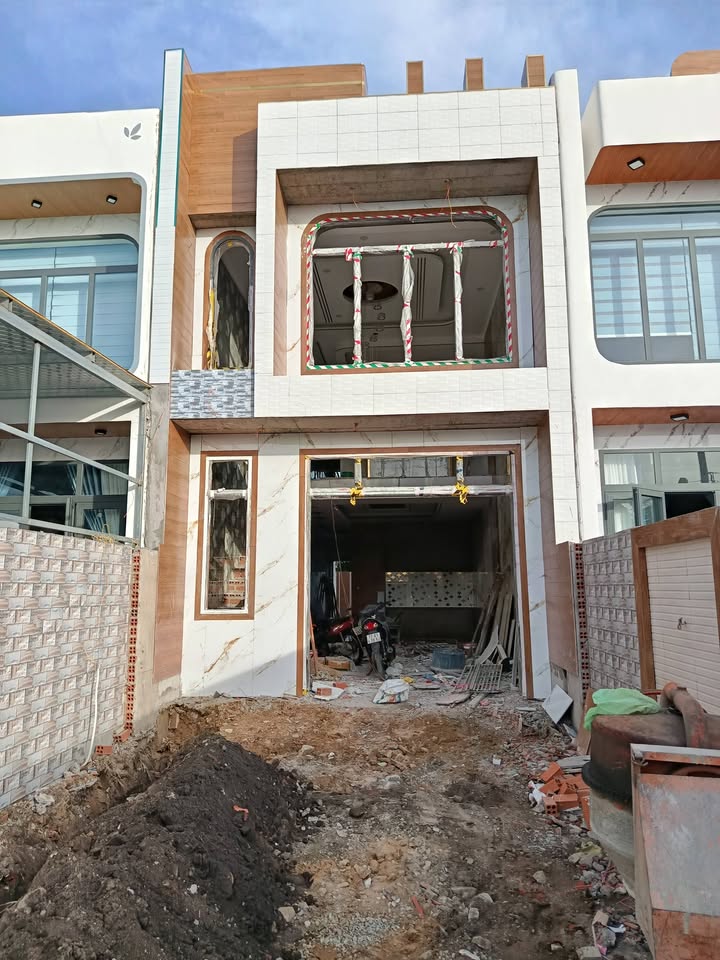 Nhà 1 Trệt 1 Lầu Mặt Tiền Hương Lộ 14 - 3.45 Tỷ - Sẵn Sàng Vào Ở!