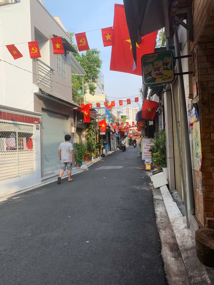 Nhà đẹp Lê Văn Lương Quận 7 69.7m² giá 8.5 tỷ - Sổ hồng chính chủ