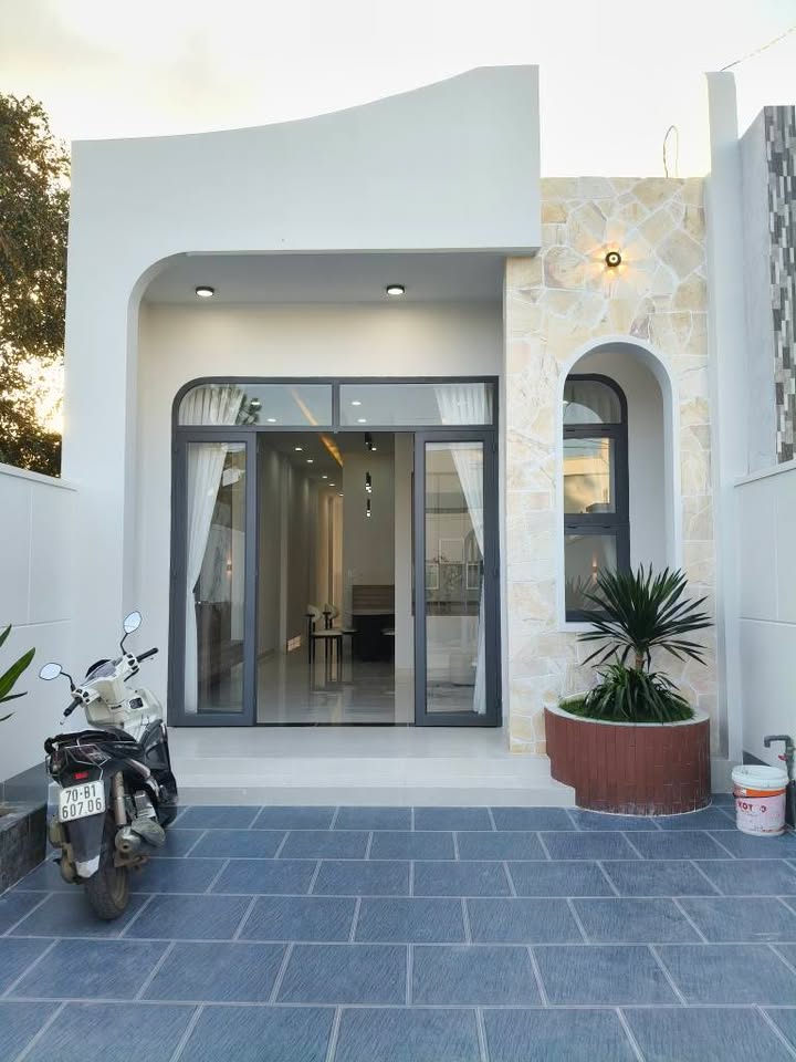 Nhà Đẹp Villa Sân Vườn Hòa Thành Tây Ninh 125m² giá 1.59 tỷ - Không thể bỏ lỡ!