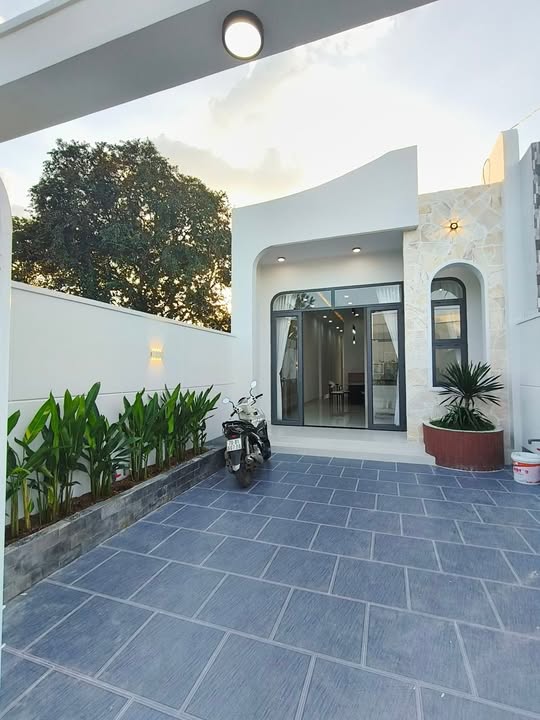 Nhà phố Hòa Thành Tây Ninh 125m² giá 1.59 tỷ - Thiết kế hiện đại, sân vườn rộng rãi!