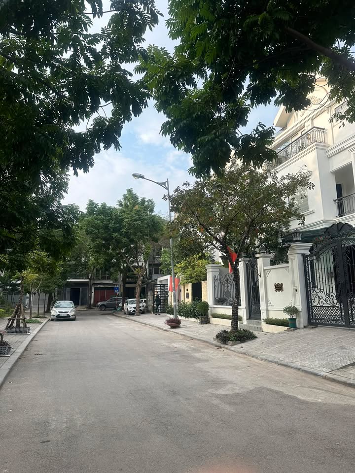 Bán gấp nhà phố BT Văn Phú 240m² - Tiềm năng sinh lời cao!