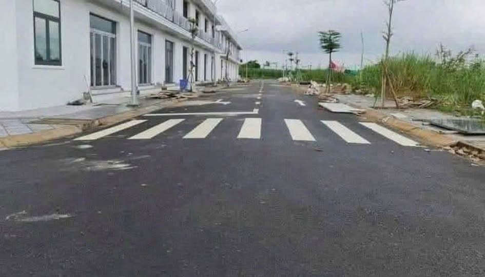 Đất nền góc 2 mặt tiền Làng Giáo Viên Giai Đoạn 2 - Mỹ Hòa 97.7m² giá 1.3 tỷ - Cơ hội đầu tư sinh lời!