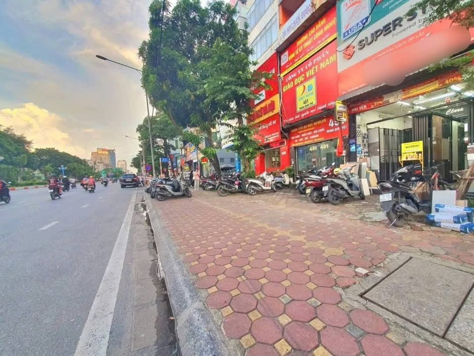 Nhà mặt phố Hoàng Quốc Việt 54m² giá thỏa thuận - Kinh doanh đắc địa!