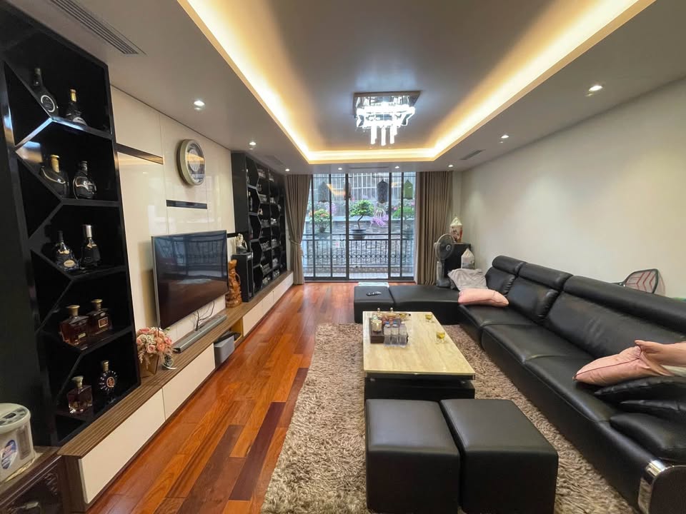 FrontHouse mặt phố Cát Dài 119m² giá 25 tỷ - Vỉa hè rộng, kinh doanh thuận lợi!