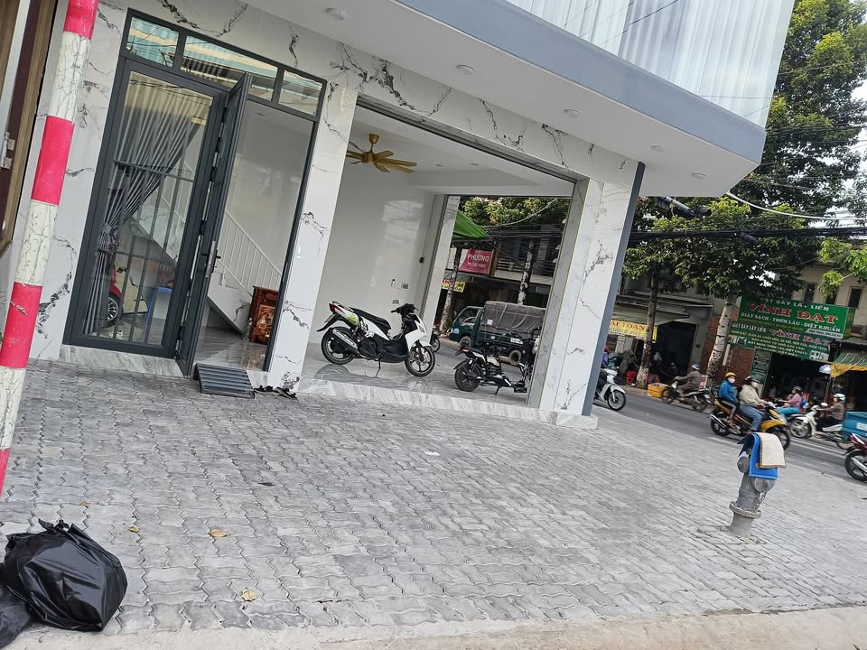 Cho thuê mặt tiền nhà đường Nguyễn Huệ, Hồng Ngự - Kinh doanh thuận lợi!