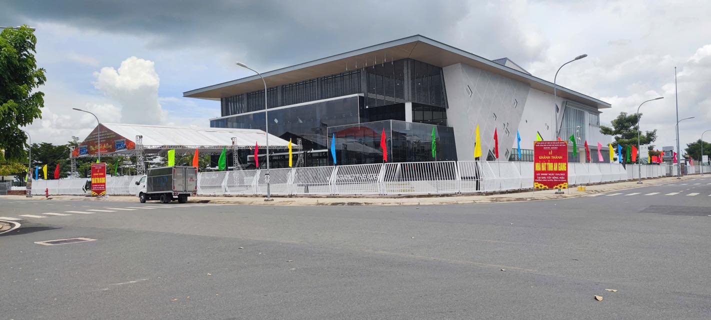 Nhà bán gấp đs6 Tây Sông Hậu, Long Xuyên, 215.7m² - Đối diện nhà hát mới!