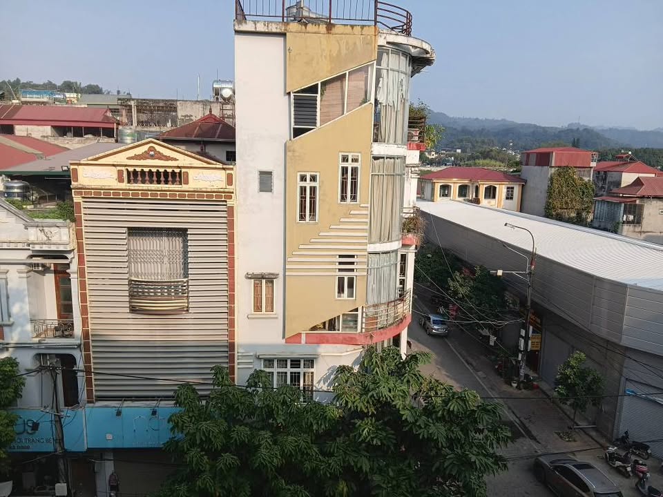 Nhà 3 tầng 1 tum đường Cốc Lếu, Lào Cai 71m² giá 7.5 tỷ - Vị trí trung tâm kinh doanh sầm uất!