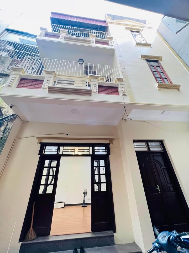 Nhà Dịch Vọng 46m² giá 5 tỷ - Vài bước ra phố chính!