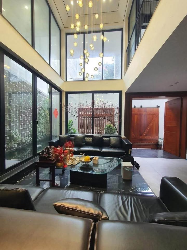 Nhà phố Hồng Tiến, Long Biên, 130m² giá 29 tỷ - Thiết kế hiện đại, ô tô đỗ cửa!