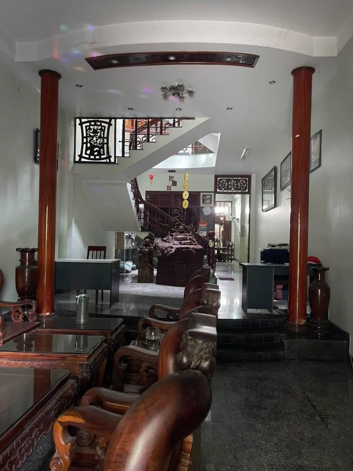 Nhà mặt tiền Nguyễn Đình Chiểu Quảng Ngãi 187m² giá 4 tỷ - Nội thất gỗ cao cấp!