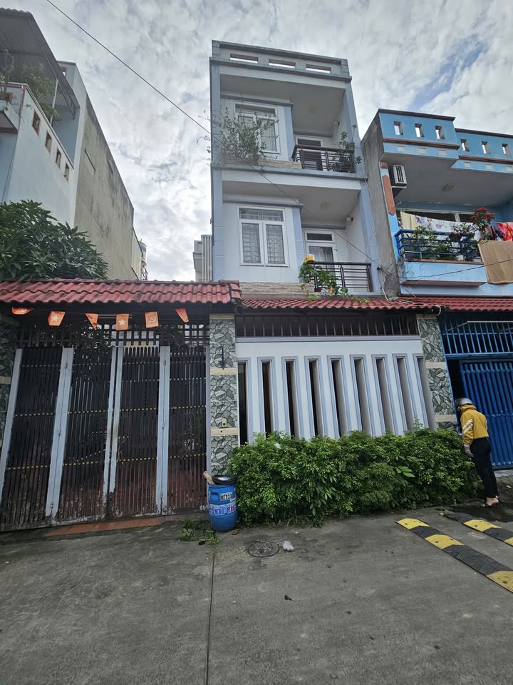 Nhà phố Dĩ An 103m² giá thỏa thuận - Xây dựng kiên cố, thiết kế hiện đại!