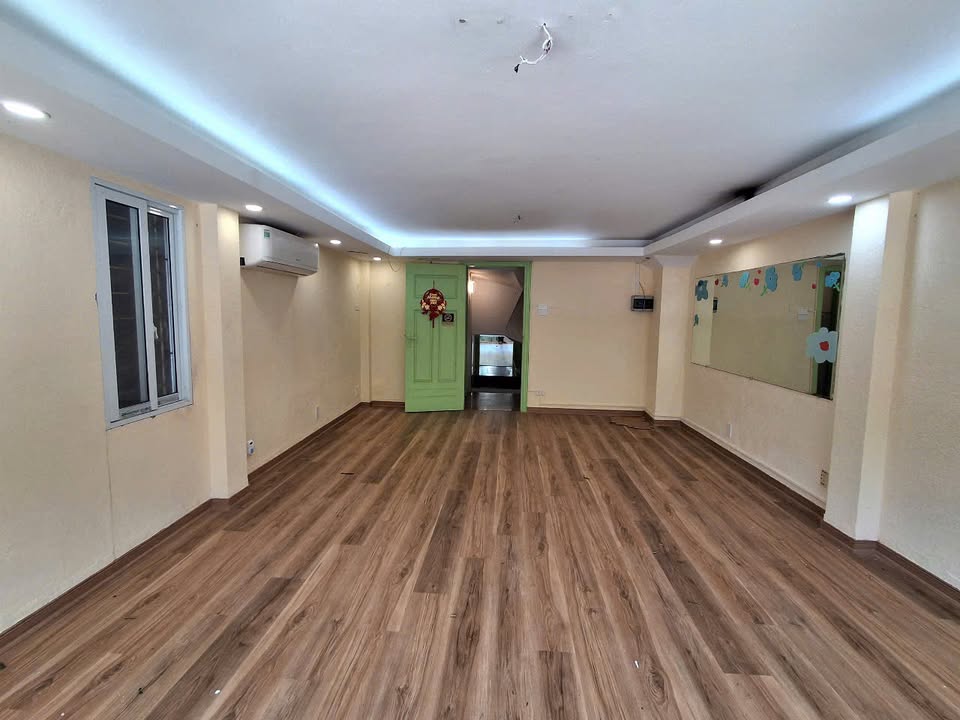 Cho thuê mặt bằng cửa hàng tại 311 Hoàng Hoa Thám, Ba Đình - Vị trí đắc địa cho kinh doanh!