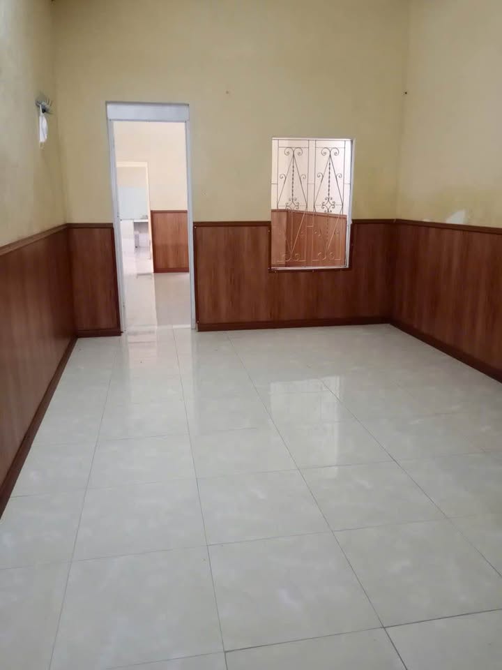 Nhà cấp 4 cho thuê tại phường Tân Thịnh, Hòa Bình 70m² - Không gian thoáng đáng, sân vườn rộng rãi