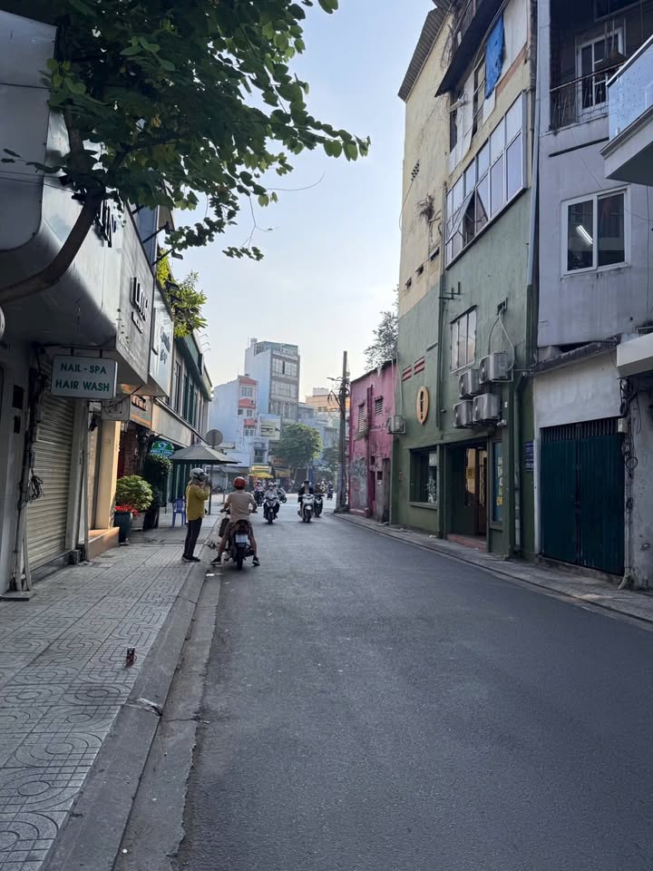 Nhà 2 tầng Tân Định, Quận 1, 40m² chỉ 5.99 tỷ - Cơ hội đầu tư hiếm có!