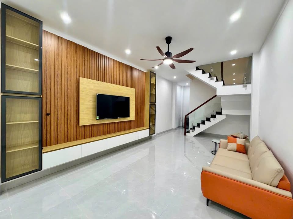 Nhà 3 tầng mặt tiền Đồng Sỹ Bình, 200m² giá chỉ 3.35 tỷ - Sẵn sàng vào ở!