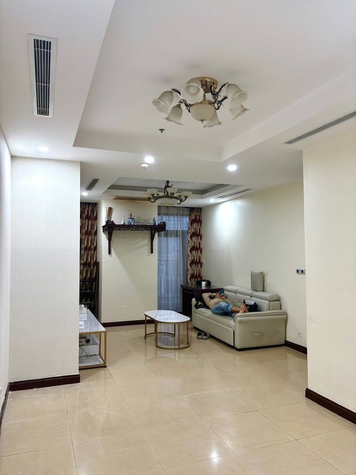 Căn hộ Royal City 2PN Đông Nam - Giá thuê thỏa thuận, view nội khu đẹp!