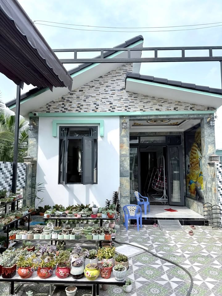 Nhà bán Gò Công 189m² giá 2.4 tỷ - Thiết kế hiện đại, thuận tiện giao thông!