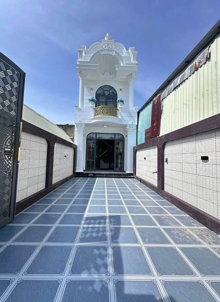 Nhà lầu mới hoàn thiện gần Chùa Toà Thánh, giá 2.79 tỷ - Cơ hội đầu tư tuyệt vời!