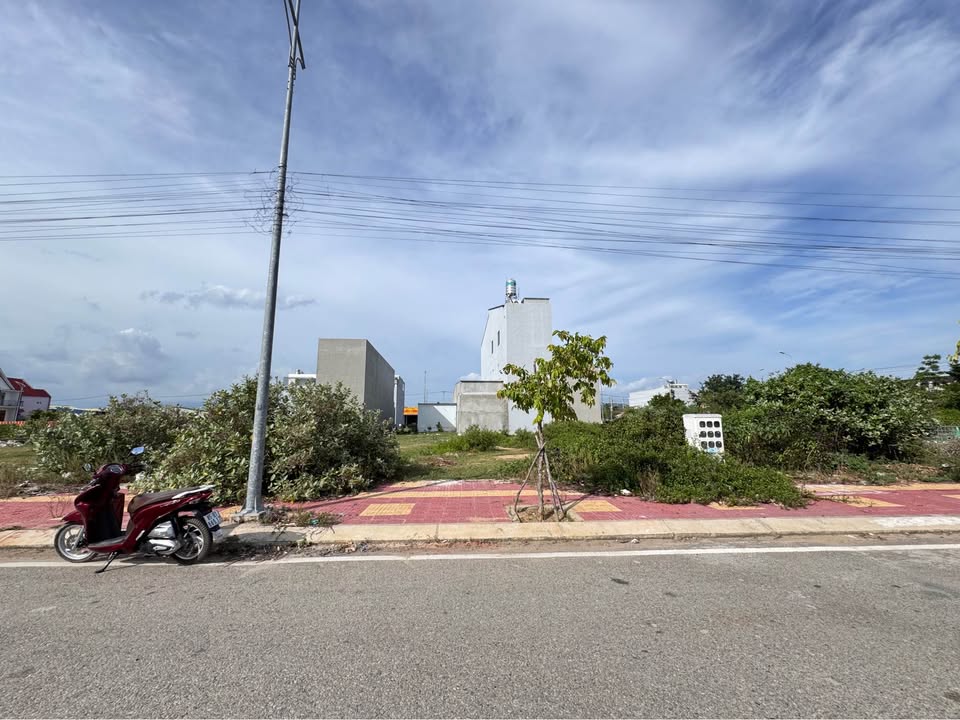 Đất nền Phan Đăng Lưu, 93m² giá 1.8 tỷ - Đối diện công viên xanh mát!