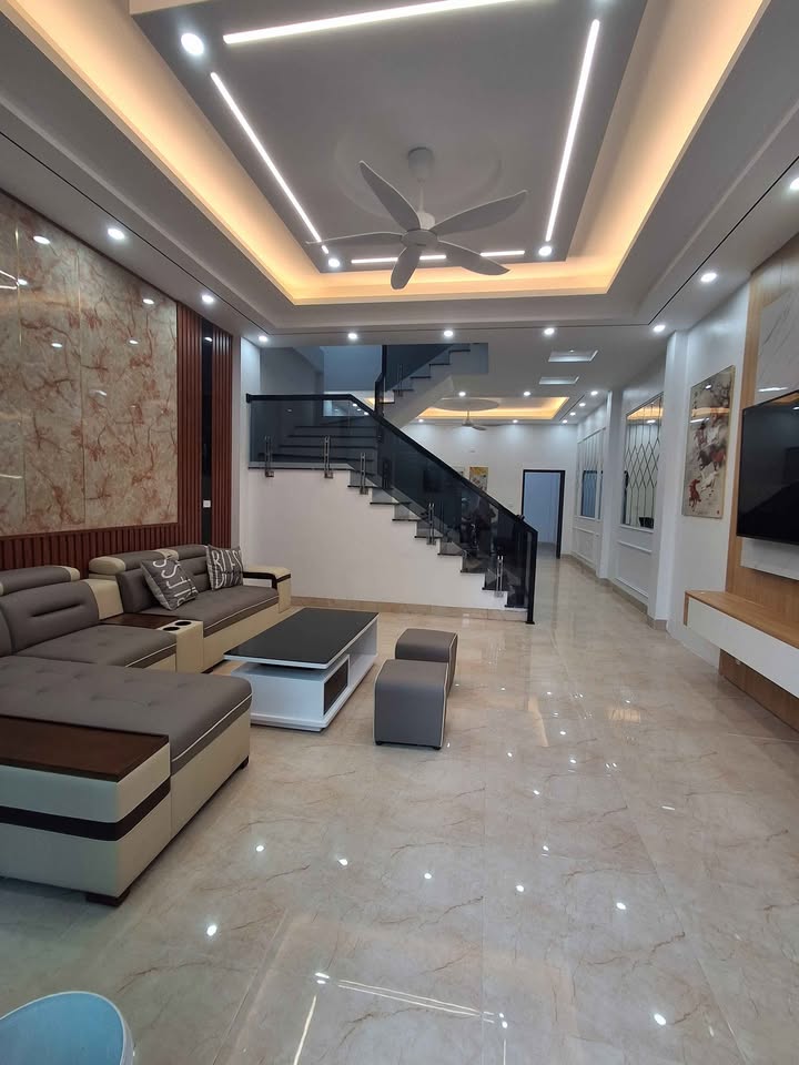 Nhà riêng Trương Hán Siêu, Phúc Thành, 95m² giá 5 tỷ - Ngõ rộng ô tô vào tận nơi!