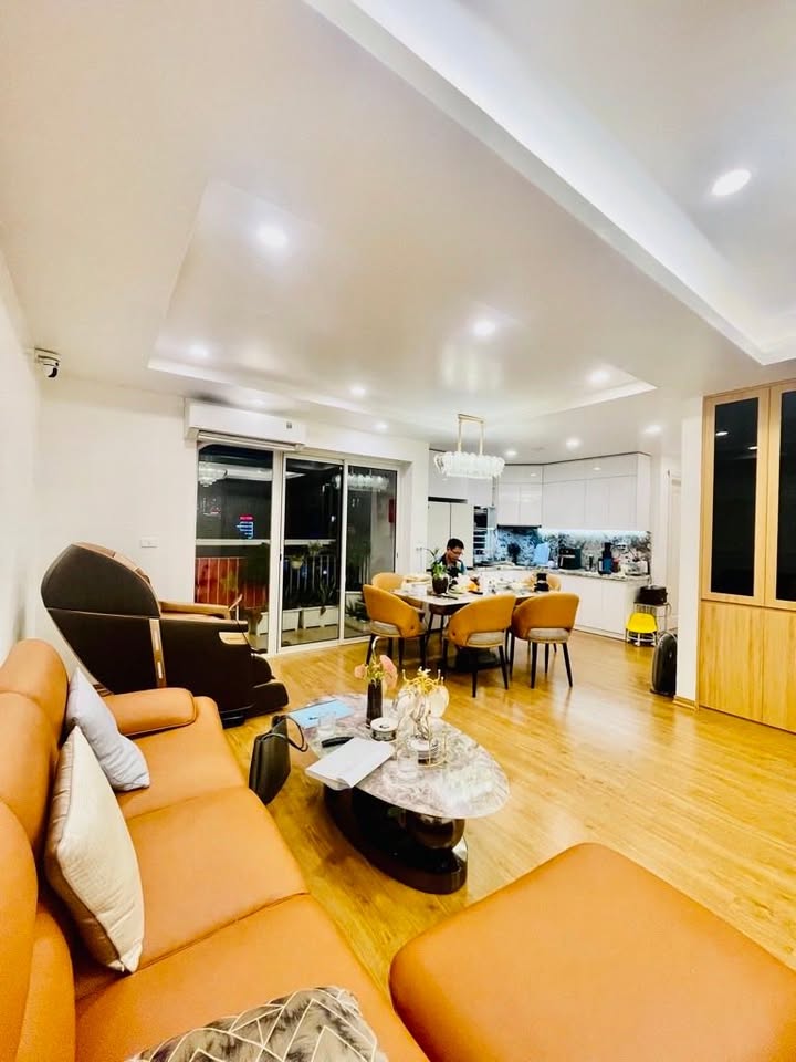 Căn hộ chung cư C18 Lạc Long Quân 88m² giá 8.9 tỷ - Ban công view Hồ Tây tuyệt đẹp!