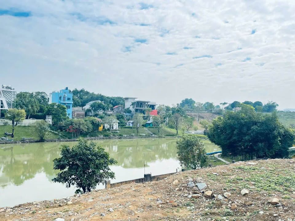 Lô đất Lương Sơn 635m² giá thỏa thuận - View hồ đẹp, nhà 2 tầng nghỉ dưỡng