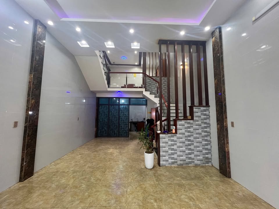 Nhà cho thuê 3 tầng đường Hồ Tông Thốc, Vinh 100m² chỉ 12 triệu - Đầy đủ tiện nghi!