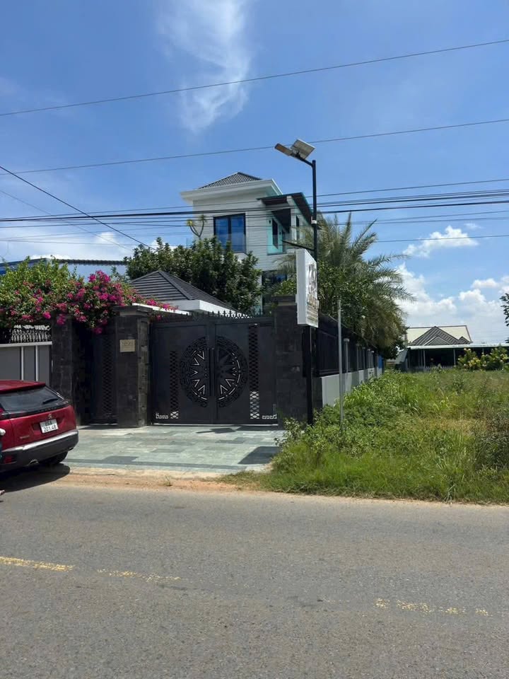 Nhà lầu 1 trệt 2 lầu mặt tiền đường DT718 xã Mương Mán - 4.95 tỷ, thiết kế sang trọng