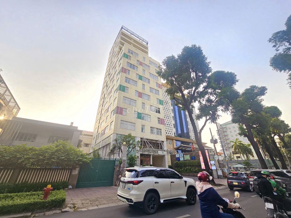 Cho thuê văn phòng mặt tiền đường Pasteur, Quận 3 - Diện tích 705m², Gần chợ và trung tâm mua sắm!