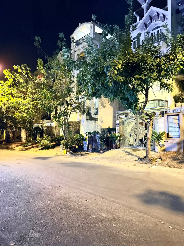 Biệt thự KDC Nam Long, Tân Thuận, 311m² - Thiết kế văn phòng hiện đại!