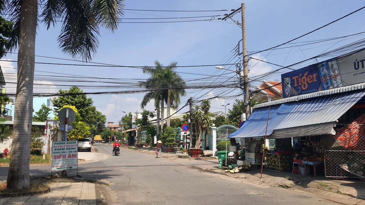 Đất nền Dĩ An 300m² giá 9.8 tỷ - Đầu tư sinh lời cao với 2 kiot và 14 phòng trọ!