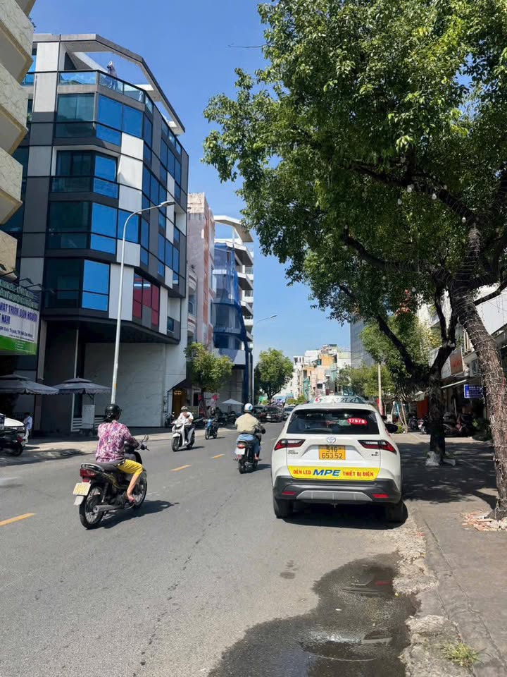 Tòa nhà FrontHouse mặt tiền Hoàng Hoa Thám, Bình Thạnh, 1.079m² giá 55 tỷ - Đầu tư sinh lời ngay!