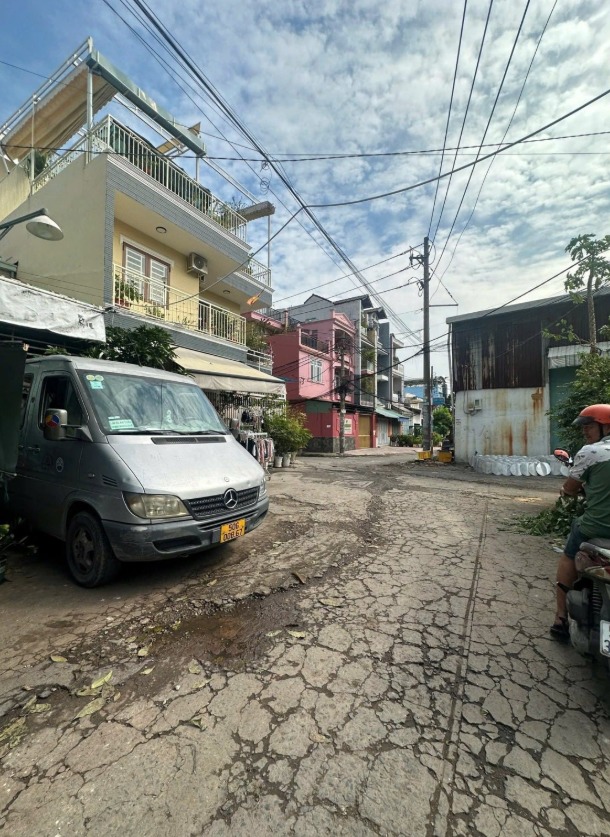 Nhà phố Hiệp Bình Phước 110m² giá 7.4 tỷ - Sân rộng, thoáng mát 2 mặt hẻm xe hơi!