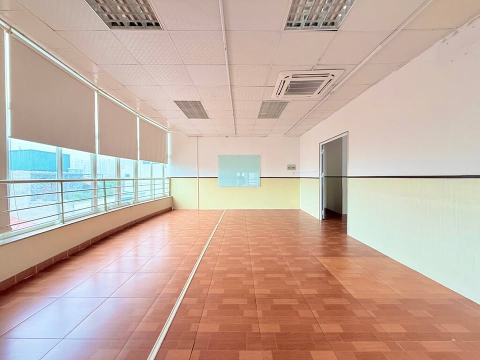 Cho thuê sàn văn phòng 210m² tại Xuân Thủy, Cầu Giấy - Tòa nhà hiện đại, vị trí đắc địa!