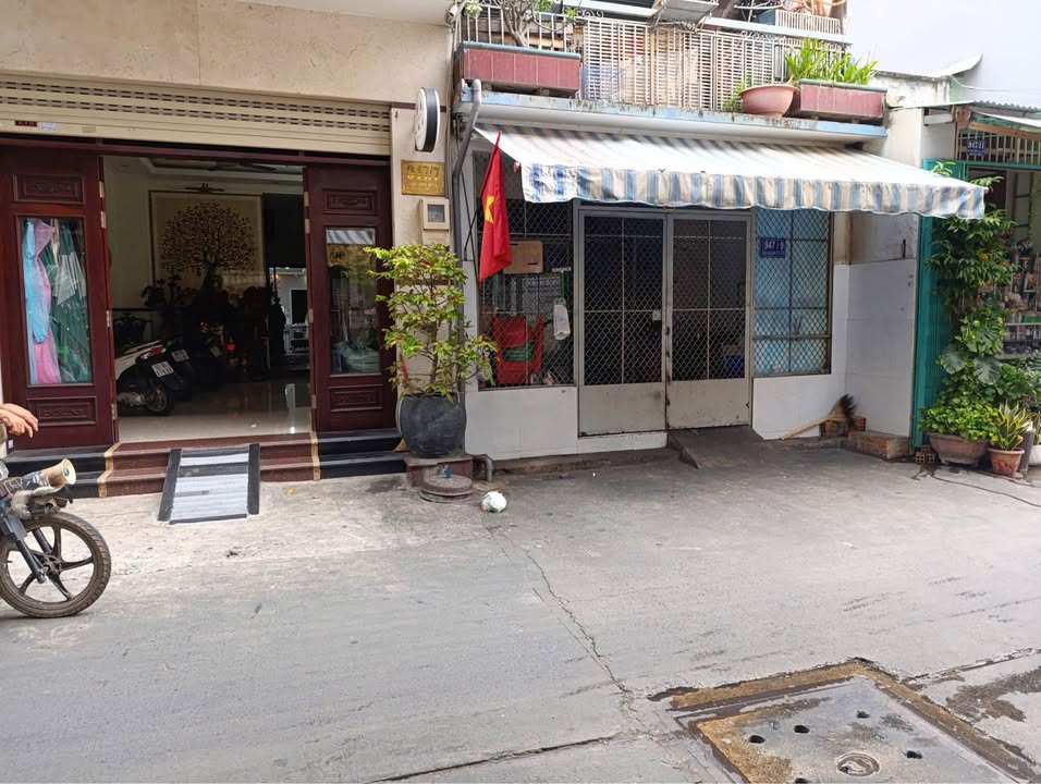 Nhà bán đường Lạc Long Quân, Tân Bình 109m² giá 16,5 tỷ - Sát trung tâm thành phố!