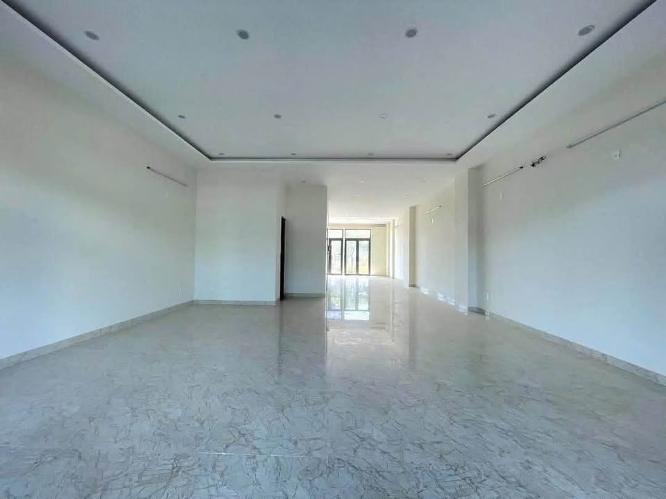 Cho thuê Shophouse mặt tiền Hoàng Thị Loan 140m² giá chỉ 35 triệu - Kinh doanh thuận lợi!