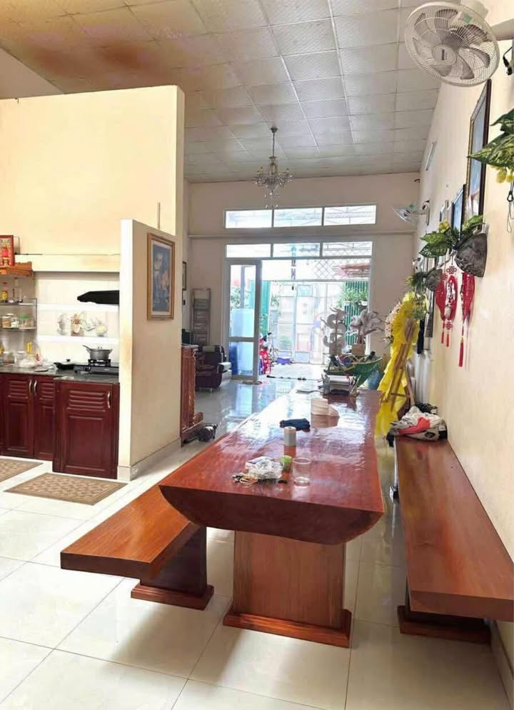 Nhà hẻm Tạ Quang Bửu, Pleiku 150m² giá 2 tỷ - Sân ô tô rộng rãi!