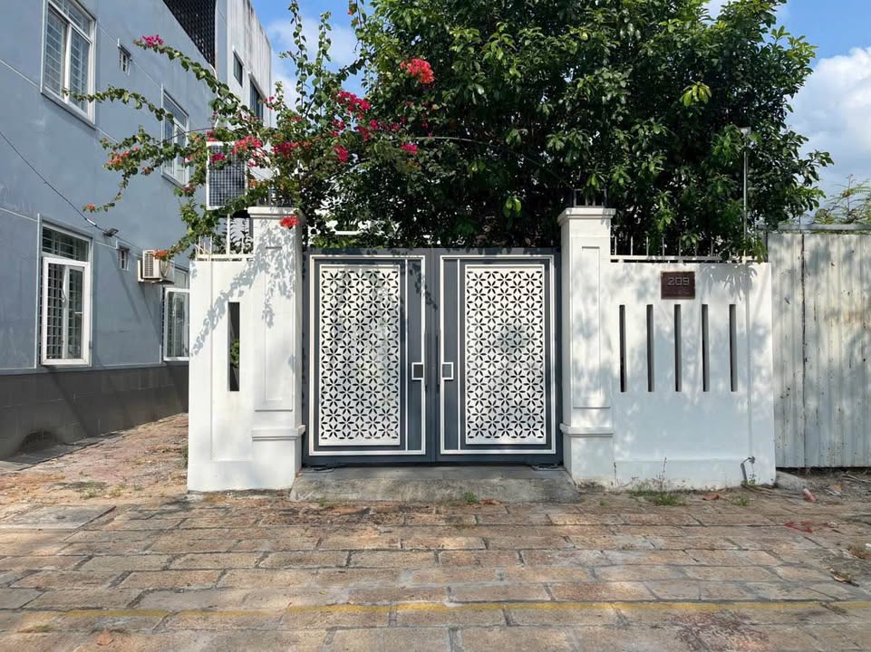 Nhà cấp 4 sân vườn góc Nguyễn Tất Thành 107m² giá 6.99 tỷ - Cơ hội sở hữu ngay!