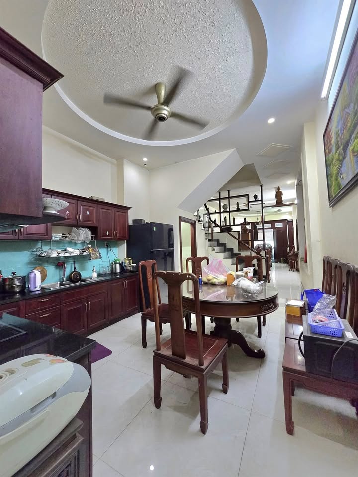 Nhà mặt tiền 3 tầng Nguyễn Duy Trinh, Thủ Đức, 120m² giá 12 tỷ - Sổ đỏ chính chủ!